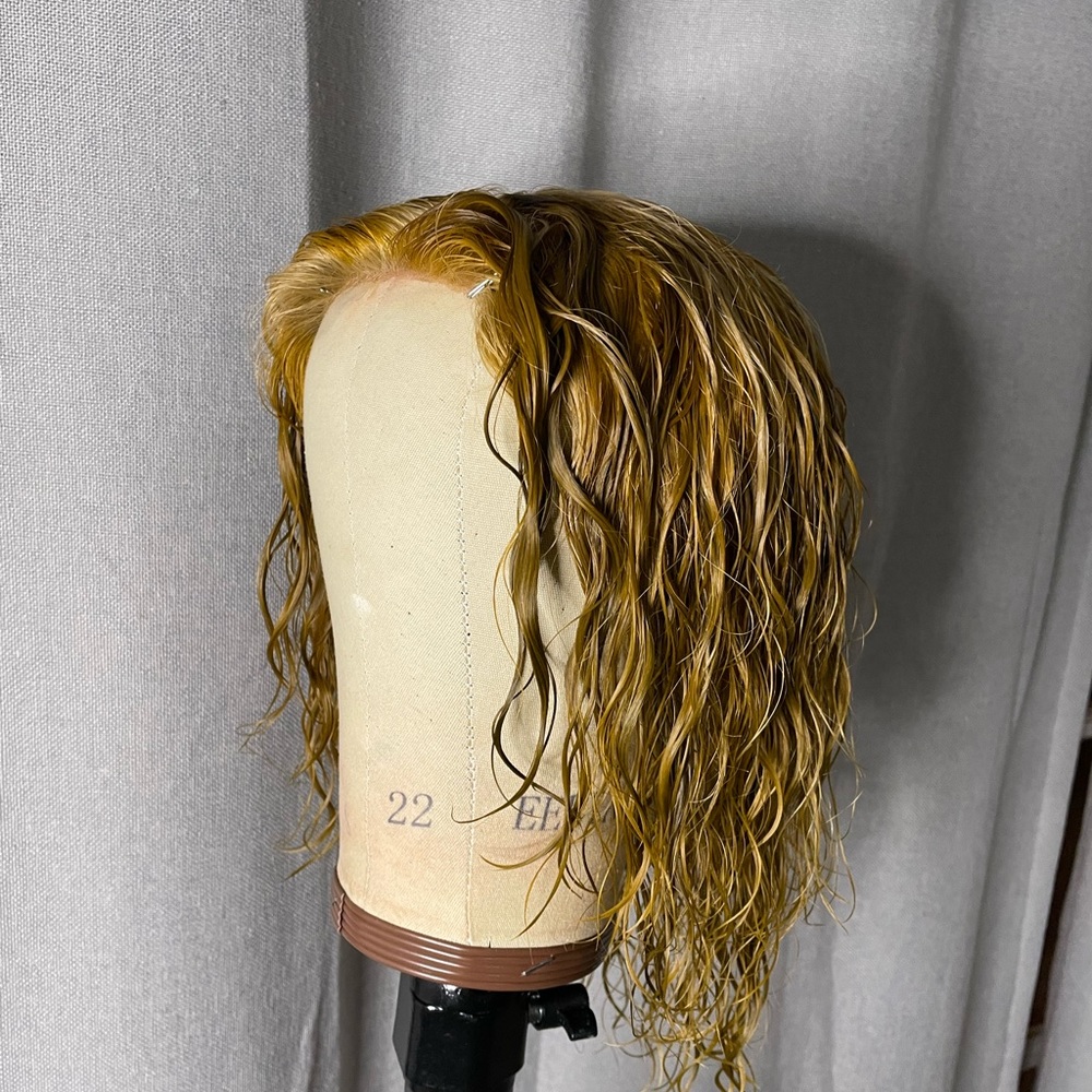 Highlighted wig for sale - Picture 3 of 4